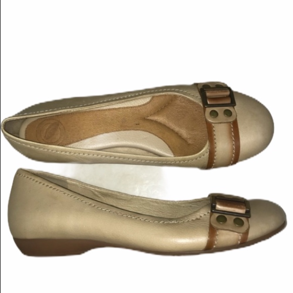 Light tan leather flats Nurture by Lamaze Size 8